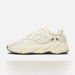 Yeezy 700 analog